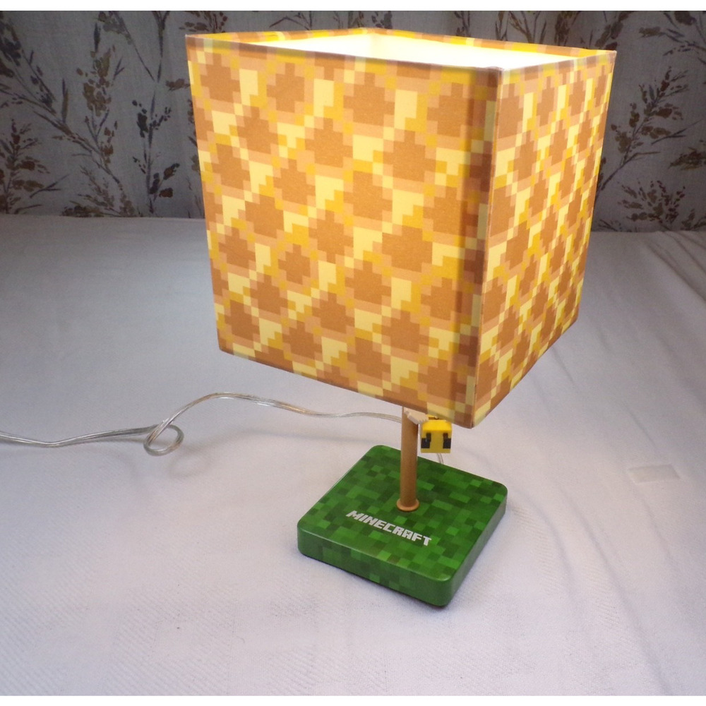 Minecraft Bee Table Lamp | Paladone 2021 | Pixel Honeycomb Shade & 3D Bee Pull